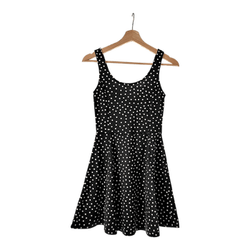 Mustavalkoinen pilkullinen mekko
