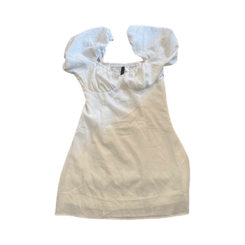 Valkoinen puffhihainen mekko