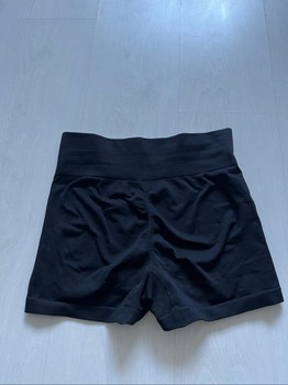 Mustat urheilushortsit