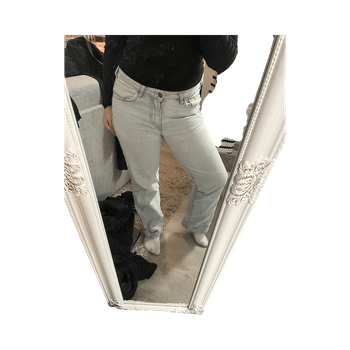 Matalavyötäröiset vaaleansiniset farkut