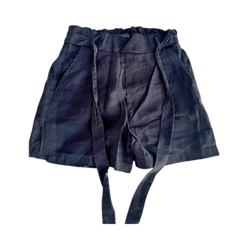 New yorkerin mustat shortsit