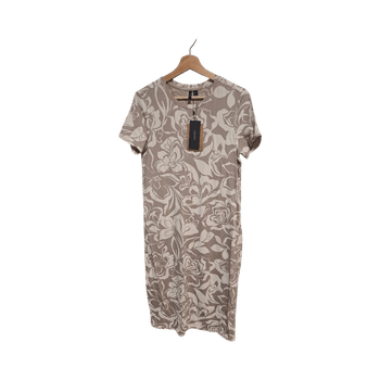 beige kukkakuvioinen mekko