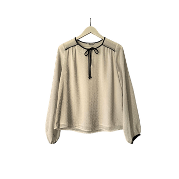 Valkoinen pusero mustilla yksityiskohdilla