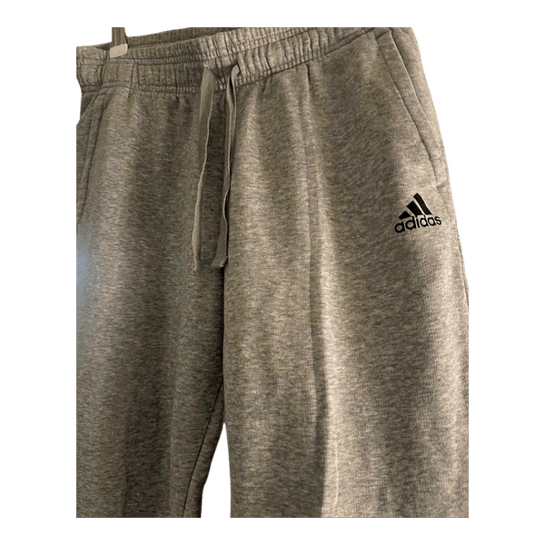 Adidas dressipüksid.