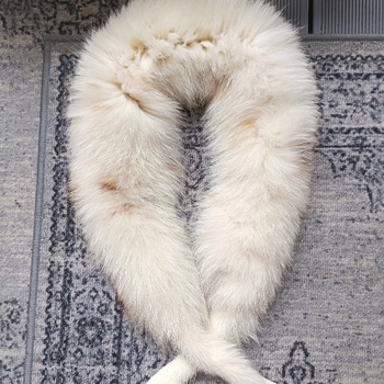 valkoinen turkis kaulus
