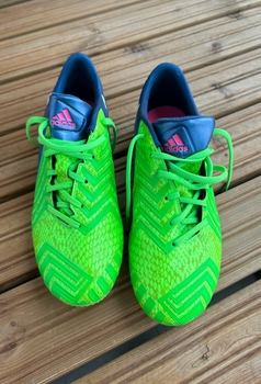 Vihreät Adidas -nappulakengät
