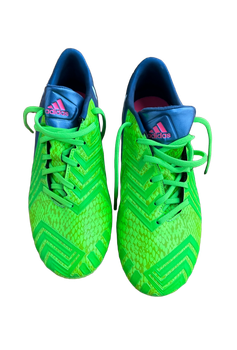 Vihreät Adidas -nappulakengät