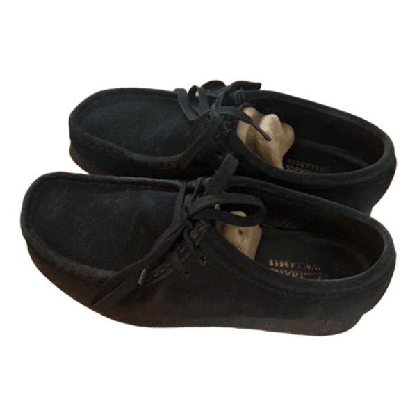 Sorte Clarks Wallabees sko