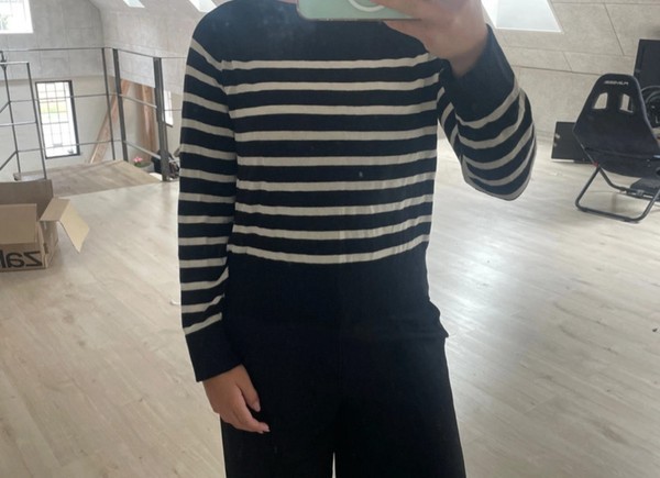 Sort og hvid stribet bluse