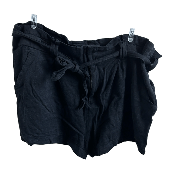 Musta vyöllinen shortsit
