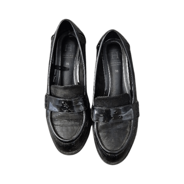 Mustat lakatut loafersit