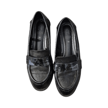 Mustat lakatut loafersit