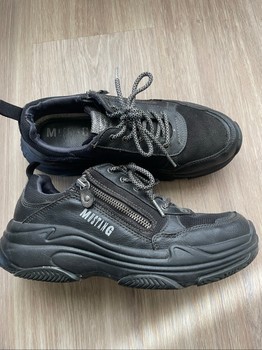 Black Mustang sneakers