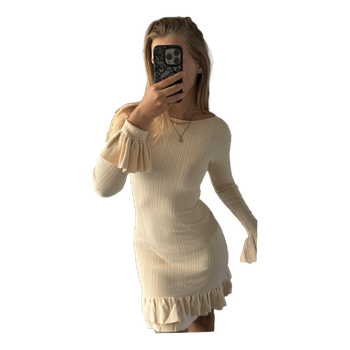 Beige ribstrikket kjole