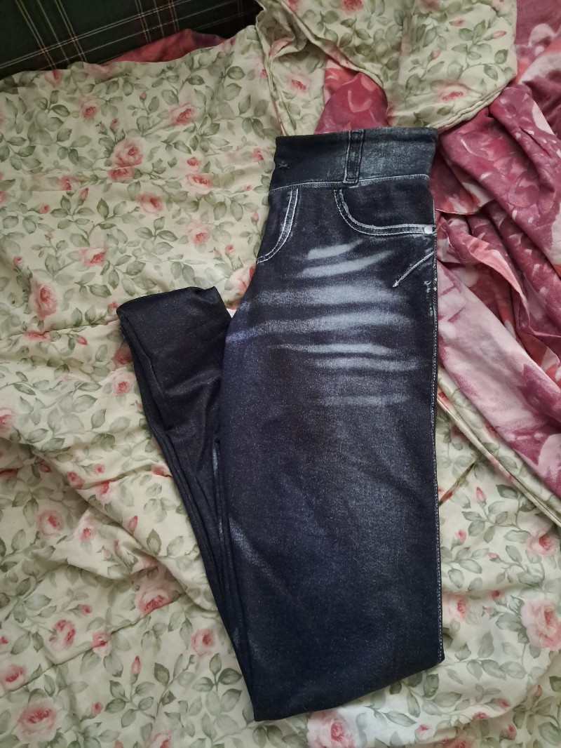 Mustat leggingsit farkkuprintillä