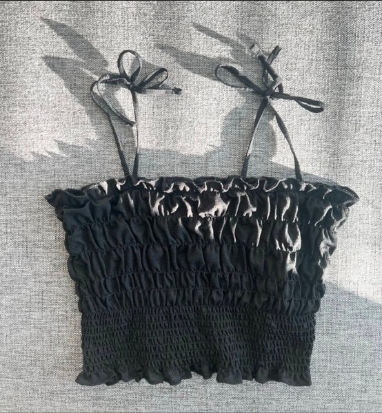 Söpö musta crop top