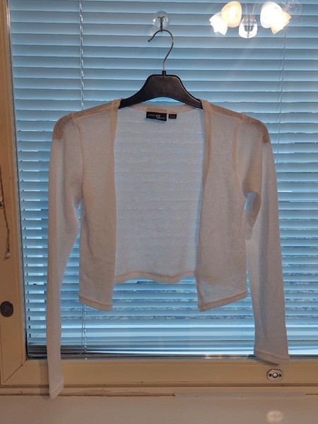 White knitted bolero