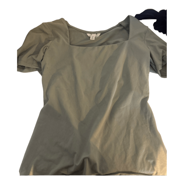 Grøn t-shirt med firkantet hals