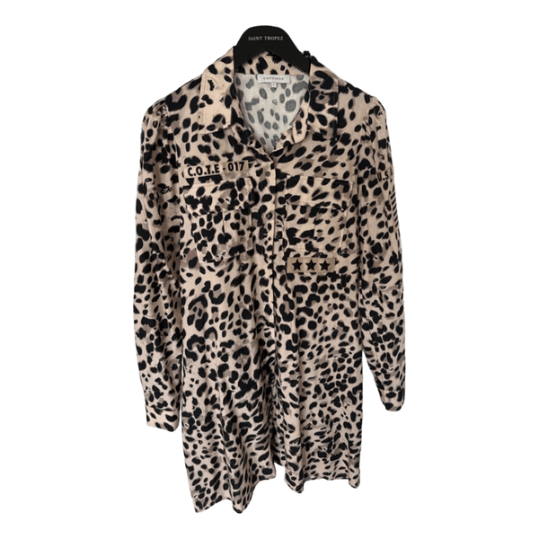 Continue leopardmønstret skjortekjole