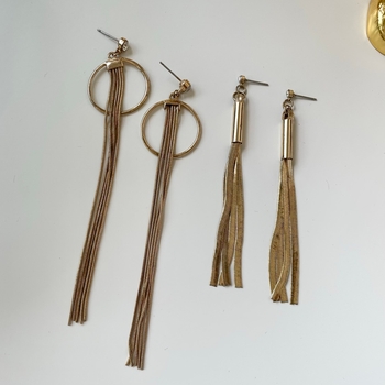 2 paria kultaisia korvakoruja