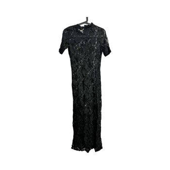 Pitkä musta pitsimekko