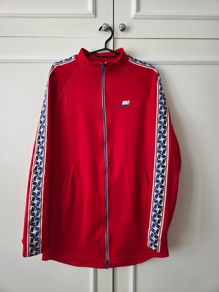Punainen Nike verryttelytakki