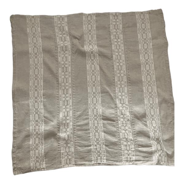 Vaalea, beige neliskulmainen pöytäliina, 46 cm x 47 cm