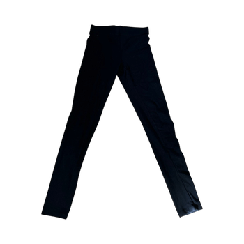 Musta leggingsit