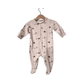 Valkoinen vauvan yöpuku