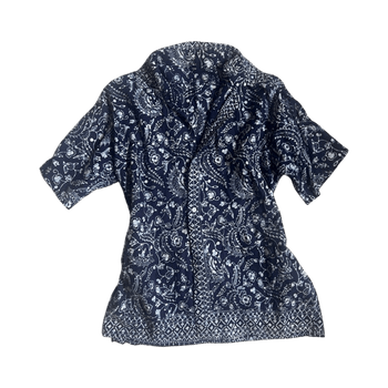 kuviollinen sinivalkoinen t-paita