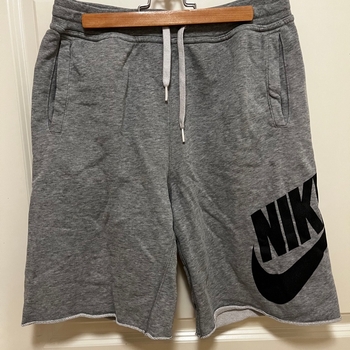 harmaat miesten Nike shortsit