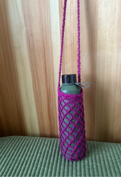 Pink virkattu juomapullon kantokassi