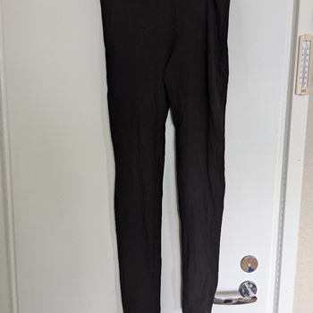 Musta leggingsit