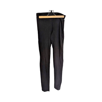 Musta leggingsit
