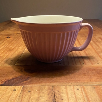 Vaaleanpunainen mitta-astia