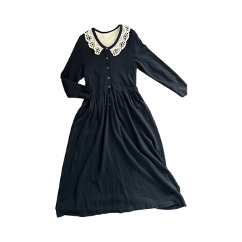 Musta pitsikauluksellinen mekko