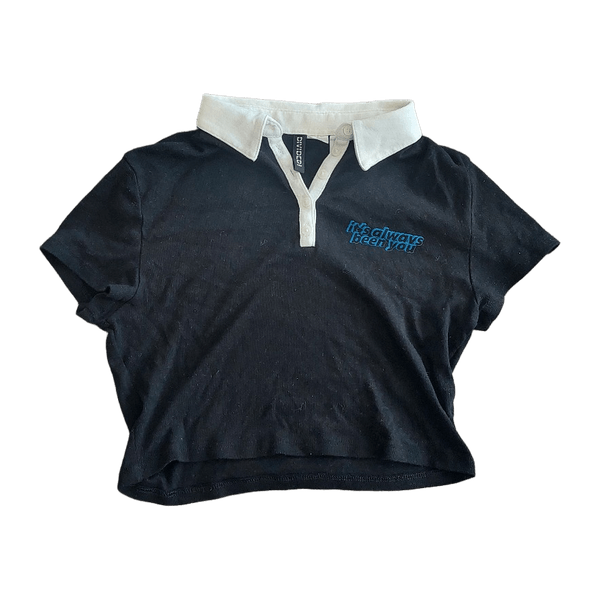 Black cropped t-shirt with white collar