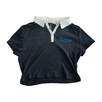 Black cropped t-shirt with white collar
