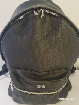 Musta Dior reppu