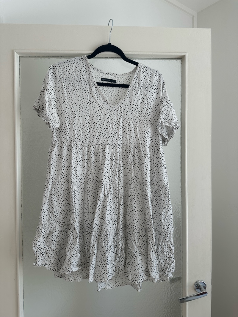 Valkoinen pilkullinen mekko