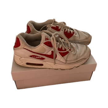 Valko‑punaiset Air Max -lenkkarit