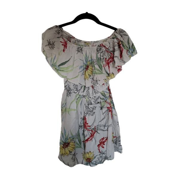 Valkoinen kukkakuvioinen offshoulder toppi