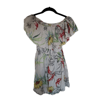 Valkoinen kukkakuvioinen offshoulder toppi