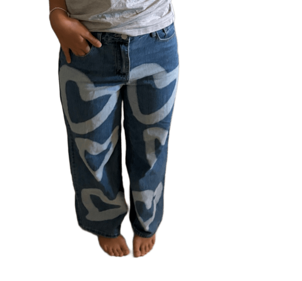 Blå jeans med hjärtmönster