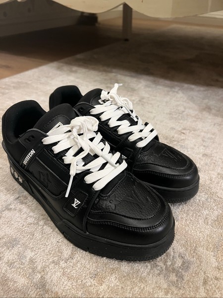 Black low top sneakers