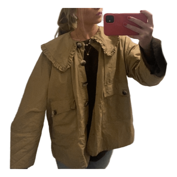 Beige jacka med volangkrage