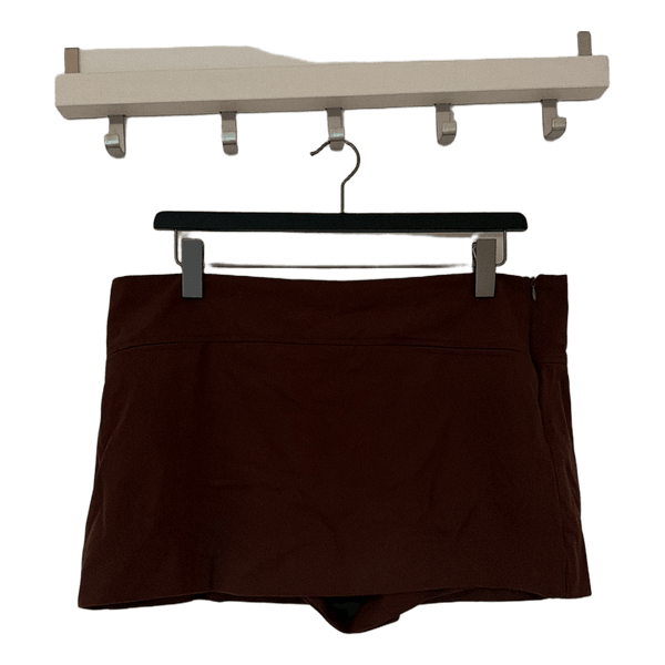 Brunt skort