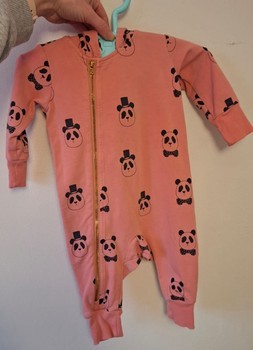 Panda-kuvioinen vauvanhaalari
