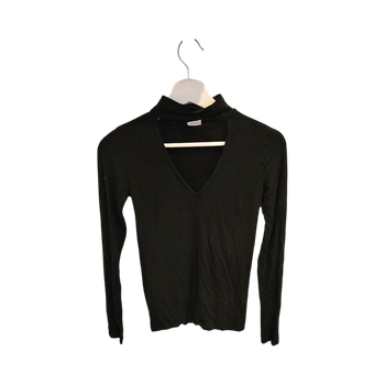 Musta v-aukko neulepaita