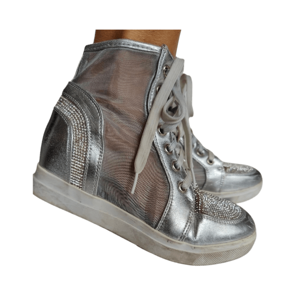 Sneaker hopeanväriset